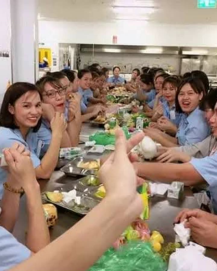 Công nhân SEI liên hoan cùng nhau