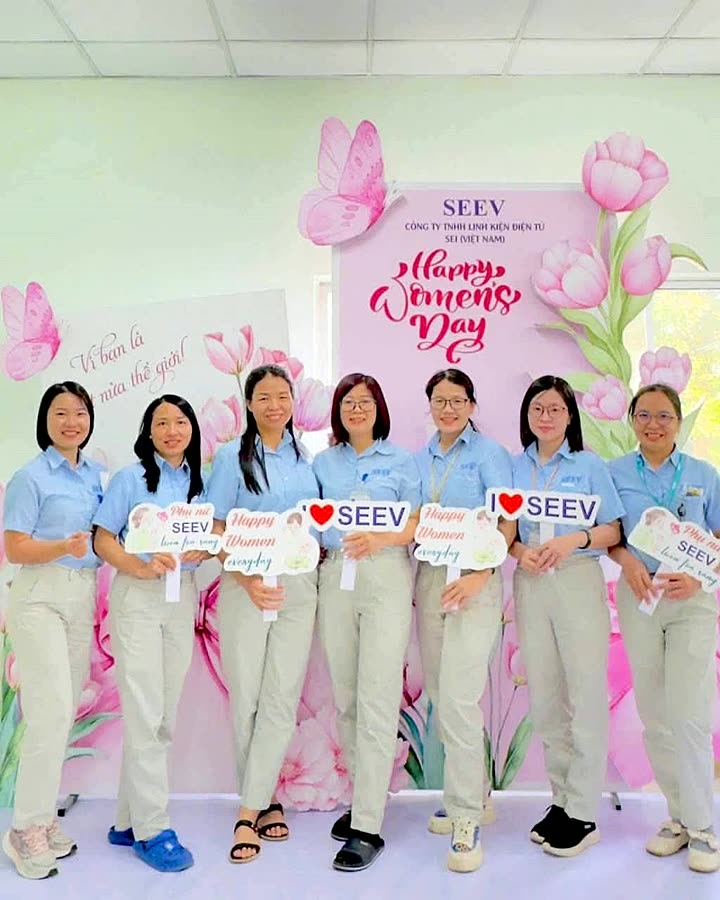Công nhân nữ SEI chụp ảnh ngày Quốc tế Phụ nữ