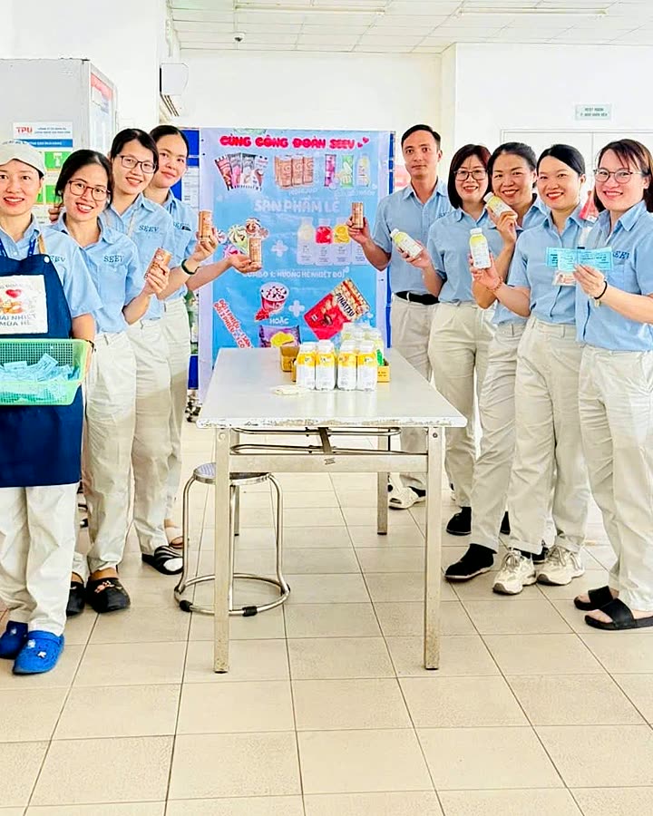 Công nhân SEI tại khu nhà ăn